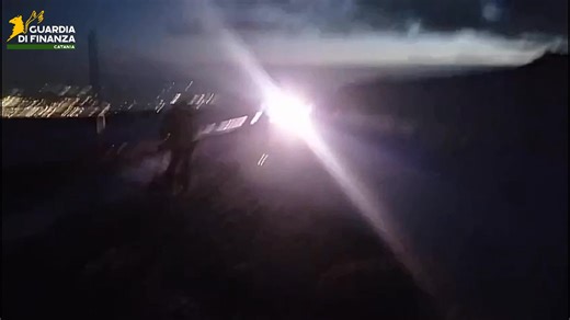 Ultim'ora Etna: soccorse 5 persone rimaste bloccate con le loro auto a causa di una forte bufera di neve Nel tardo pomeriggio di oggi intervento di soccorso sulla SP 92, in zona Etna Sud, dove cinque persone sono rimaste bloccate con le proprie auto a causa di una violenta bufera di neve nei pressi dei Crateri Silvestri. L’allarme è scattato intorno alle 17:00, quando un automobilista ha segnalato la presenza di veicoli in difficoltà lungo il tratto in direzione del Rifugio Sapienza. Sul posto s