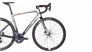Krypton Pro 2021 🖤 🤍 Kan bestilles nu med levering medio juli 2021. ⁠ Vores prisvindende Krypton Pro har fået ny lakering til 2021. Super alsidig endurance cykel, der er det oplagte valg for den performance-orienterede gran fondo-rytter, der elsker lange dage i bjergene. Krypton Pro er hædret med 'Best in Test' af GRAN FONDO - Cycling Magazine blandt 12 andre prominente mærker. "Amongst all the advantages of this amazing bike, its biggest strength is that it doesn't show any weaknesses. The Ar