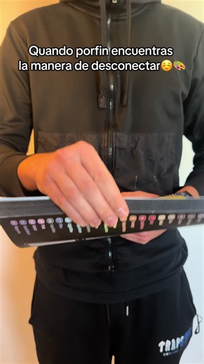 Este es el libro perfecto para esas personas que necesiten desconectar🎨🤭 #relaxing #book #coloring #regalo #arte