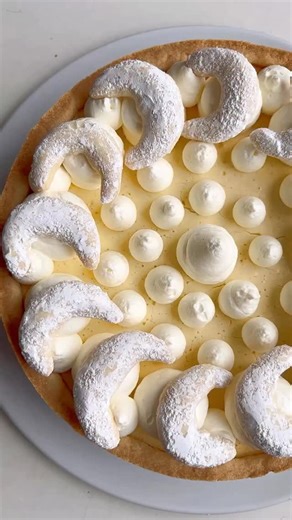 Mara Hörner | ✨ Glaubt ihr mir, wenn ich euch sage, dass dieser Vanillekipferl-Cheesecake wirklich unreal cremig ist? ✨ Unfassbar gut! Die Basis besteht... | Instagram