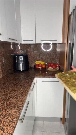 Connie on Instagram: "Σου αφήνω συνταγή για εύκολη και πεντανόστιμη σπανακοτυρόπιτα χωρίς φύλλο! 📝Θα χρειαστείς: 1 αυγό 200 γρ γιαούρτι 200 γρ νερό 250 γρ αλεύρι γ.ο.χ 200-250 γρ φέτα τριμμένη 250 γρ καθαρισμένο σπανάκι και κομμένο 1 πράσο ψιλοκομμένο 4 κρεμμυδάκια φρέσκα ψιλοκομμένα 1 ματσάκι άνηθο ψιλοκομμένο Λίγα φύλλο δυόσμου ψιλοκομμένα Αλάτι/πιπέρι Ελαιόλαδο (περίπου 40 γρ) 📝Εκτέλεση: Σε ένα μπολ βάζουμε το αυγό,το γιαούρτι,το νερό και το αλεύρι και τα ανακατεύουμε μέχρι να γίνουν χυλός.