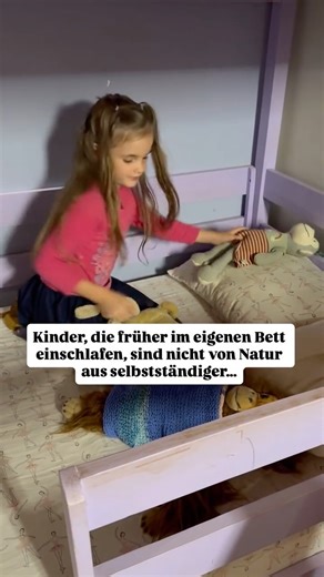 Julia Perez | Elterncoaching | Bedürfnisorientiert on Instagram: "Viele Eltern glauben, Kinder schlafen eher im eigenen Bett, weil sie von Natur aus selbstständiger sind. Dabei geht es fast immer um Sicherheit, nicht um Selbstständigkeit. Kurz vorm Einschlafen öffnen Kinder ein emotionales „Fenster“: Die Open-Window-Theorie beschreibt in der Entwicklungspsychologie genau diese 3-5 Minuten, kurz vorm Einschlafen, in denen sie erzählen, ordnen und Nähe suchen. Wenn Eltern dann präsent sind, zuhöre