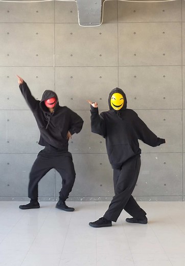 イソメン倶楽部で踊るUNDEADの振り付け