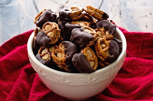 RECIPE HERE --> https://www.julieseatsandtreats.com/chocolate-dipped-peanut-butter-pretzels/ Who's ready to make these easy Chocolate Dipped Peanut Butter Pretzels?! 😍 | Julie's Eats & Treats - Easy, Family Friendly Recipes