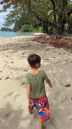 ☀️ After a full day of rain yesterday, it’s right back to pure beach paradise today 🌴 Taking a walk on Lonely Beach — come check it out & share the vibe 💚 #LonelyBeach #KohChang #Thailand #BeachLife #IslandVibes | Coastal Stays & Travel