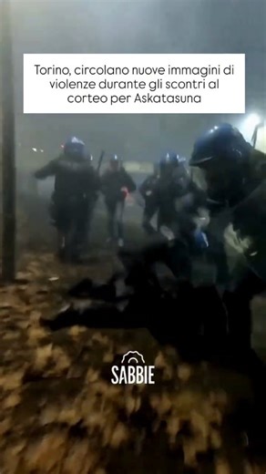 𝙇𝙞𝙗𝙚𝙧𝙖 - 𝙌𝙪𝙤𝙩𝙞𝙙𝙞𝙖𝙣𝙤 𝙇𝙞𝙗𝙚𝙧𝙖 𝙄𝙣𝙛𝙤𝙧𝙢𝙖𝙯𝙞𝙤𝙣𝙚 on Instagram: "Continuano a circolare sui social network nuove immagini relative agli scontri avvenuti a Torino al termine della manifestazione contro lo sgombero dell’ex centro sociale Askatasuna. In una clip diffusa nelle ultime ore, condivisa anche dalla pagina Rete No Bavaglio, si vede un uomo a terra mentre viene colpito da alcuni agenti della polizia. Nel video si notano almeno tre poliziotti — ma potrebbero essere d