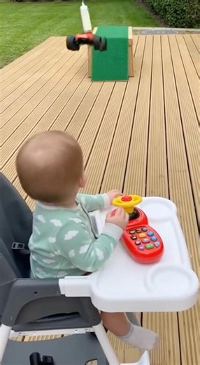 Ein Knopfdruck… und das Auto hebt ab 😂👶🚗 #baby #funnybaby #remotecontrol #toycars #fyp #viral