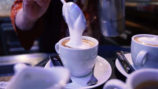 Après une période où seul le bar était ouvert, la partie restaurant rouvre le lundi 15 décembre ❤️ On vous retrouve autour de bons petits plats, de crêpes gourmandes, de cafés et chocolats bien chauds ☕️🥞 Nous vous accueillons tous les jours de 7h à 19h, avec un service le midi uniquement. 🕖 Le dimanche : 7h – 15h. On a hâte de vous retrouver pour le déjeuner ✨ | L'Escale Bar Restaurant Bonifacio