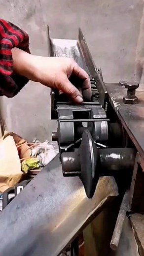 Industrial Grinder Operation: Hands-On Polishing Techniques