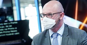 Sledujte ŽIVĚ rozhovor s Robertem Plagou. Budou se ve školách používat PCR testy?