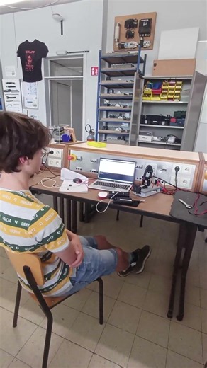 Leerlingen bouwen een robothoofd.