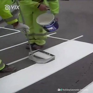 11M views · 1.1K reactions | No sabía lo satisfactorio que es cómo pintan las líneas de las calles  | Explora | Facebook
