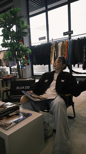 ★JeslyynTeng★ on Instagram: "Giveaway @slux_co 要送一位幸运儿 Labubu V2 x1 Giveaway 条规 1. Follow @slux_co & @jeslyyntengycl93 2. Like and share 这个reels 3. comment （anything u like) Comment 越多得奖机会越大 4. 截止日期 20/1/25 @slux_co 还有luckydraw 活动 只要有购买任何一件衣服 就有机会赢取 Zimomo 或 Labubu"