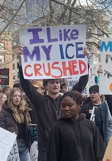 Caption Today, hundreds of Seattle high school students walked out of class and gathered on the steps of City Hall in solidarity with Minneapolis, calling on elected officials to defund ICE and showing support for immigrant students in their communities. Students moved from City Hall down 3rd Avenue to Seattle Center and back in a peaceful protest, while others remained on the steps to share speeches and messages of solidarity. Before dispersing, the crowd held a moment of silence for Traveiah H