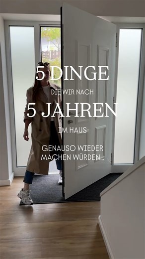 Hi, ich bin Natali on Instagram: "➡️Der separate Garderobenraum ist wirklich Gold wert! Können wir nur empfehlen. So viel Platz für alle Jacken, Schuhe und vieles mehr, obwohl er nur 6m2 groß ist. ➡️Die Kammer unter der Treppe ist auch absolut sinnvoll genutzt. 😊👍 ➡️Den Wäscheabwurfschacht möchte ich nicht mehr missen. Falls ihr vorhabt zu bauen und es bei eurem Grundriss machbar ist, unbedingt einplanen! 😃👌 ➡️Der Durchgang von Garage direkt ins Haus ist auch eine der besten Entscheidungen g