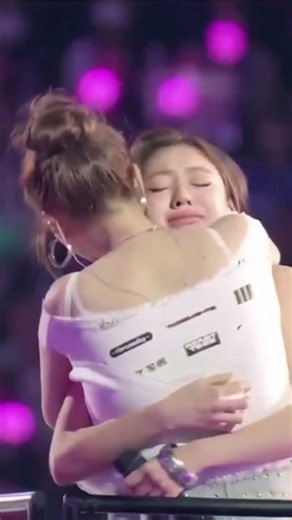 Jihyo crying during the concert in Japan and Jeongyeon hugging her#twice#kpop#japan#jihyo#jeongyeon