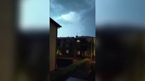 Bergamo, una tempesta di fulmini illumina il cielo durante il temporale