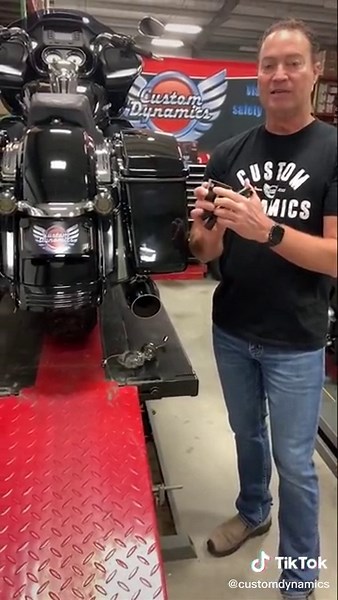 🚨Standing out is even easier with our new SMART Turn Signals!🚨Using a patent pending technology, these plug and play LED clusters offer 48 LEDs which illuminate Red as a running and brake light, then switch to blink Amber as a full-contrast turn signal.Snag a set at your local Drag Specialties dealer!