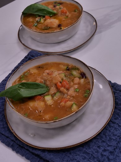 Aujourd’hui, on prépare ensemble un plat traditionnel italien avec @charlene_et_francesca : le minestrone ! 🔥 C’est LA recette parfaite pour faire le plein de réconfort cet hiver 😋 Les ingrédients : - 1 oignon - 1 carotte - 1 branche de céleri - 1 courgette - 2 pommes de terre - 1 poignée de haricots blancs et rouges - 1 moitié chou blanc - 200g de tomates concassées - Petits pois frais - chou fleur blanc - 1 bouquet garni (thym, laurier, romarin) - 1 croûte de parmesan - Huile d'olive - Sel e