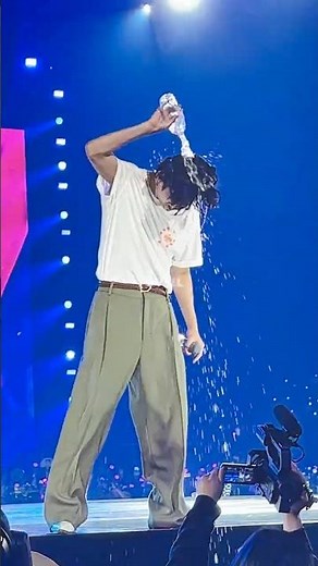 😳 V just soaked himself 💦