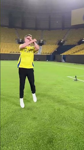 Cristiano Ronaldo Shows How to Do the SIUUUU Celebration 🔥 | Epic SIU Moment! #cr7 #ronaldo #siuuuuu