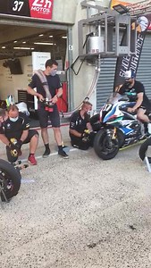 Pit stops are a key to success in the FIM Endurance World Championship EWC. So they obviously also are part of the BMW Motorrad EWC Team‘s preparations for the 24 Heures Motos at Le Mans. Markus Reiterberger /// Ilya Mikhalchik /// Xavi Forés /// Kenny Foray - La page Officielle | BMW Motorrad Motorsport