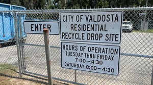 The City of Valdosta Public Works Department has officially opened the City’s Recycling Center at 3130 Val Tech Road. In this video, Public Works Director Larry Ogden explains the location details, operating hours, and requirements for residents using the facility. 📍 Location: 3130 Val Tech Road ⏰ Hours of Operation: Tuesday – Friday: 7:00 a.m. – 4:30 p.m. Saturday: 8:00 a.m. – 4:30 p.m. Access is limited to residents within Valdosta city limits. Visitors must present a City of Valdosta utility