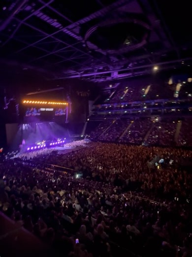 Vanessa Bauer on Instagram: "Thank you to all artists for sharing their talents with us all 😍 Grateful to support @o2uk in keeping live music accessible 💙 #ToutsOut AD"