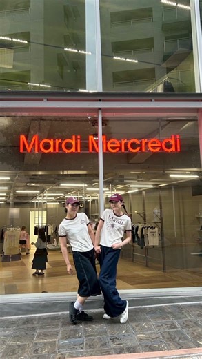 [日本公式] Mardi Mercredi on Instagram: "🌼 Thanks for @sistagram_sis 何気ないデニムスタイルも、Tシャツ次第でぐっと洗練された印象に。 代官山店・大阪店で大人気のLINGER TSHIRTは、バーガンディカラーでヴィンテージライクな着こなしが叶います⚽️ ——————————— ⁡⁡■SHOP INFO ★Mardi Mercredi Osaka (7/12 OPEN) 大阪市北区茶屋町8-26 NU茶屋町プラス 1F OPEN 11:00 ~ CLOSE 21:00 定休日なし ★Mardi Mercredi Daikanyama 渋谷区代官山町20-5 1F/2F OPEN 11:00 ~ CLOSE 19:00 定休日なし ⁡🔗公式オンラインストア：https://mardimercredi.jp/ 🔗ZOZOTOWN：https://zozo.jp/women-brand/mardimercredi/ #MardiMercredi #마르디메크르디 #マルディメクルディ"