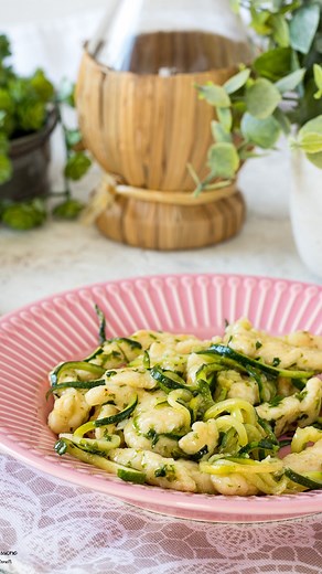 Straccetti di pollo con zucchine SALVA IL POST PER NON PERDERLO ❤️ LASCIAMI UN LIKE e condividi ❤️ per sostenermi SEGUIMI 👉🏻 @cucinoperpassione 🔹ingredienti e dosi: 600 g petto di pollo q.b. olio extravergine d’oliva 1 spicchio aglio 2 zucchine q.b. prezzemolo q.b. amido di mais (o farina) q.b. acqua 50 ml vino #recipe #ricetta #estate #zucchine | Cucino per Passione di Barbara Benetti
