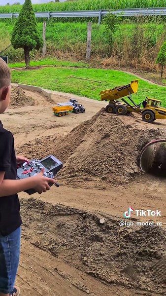 #volvo #volvotruck #volvotrucks #fyp #dlaciebie #budowa #dumper #dumpertruck #modellbau #rc #rccar #damper #baustelle #erde #hobby #kind #spass #spaß #freizeit #modele #maszynybudowlane #liebherr #lkwfahrer #lkw #dzieciństwo
