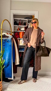 If you’ve been trying to balance “I want to look put together” with “I have 10 things to do before 6 PM”… Start with the shoes. You’re juggling client calls, grocery runs, and maybe a spontaneous dinner invite. You want to feel modern and intentional—but without sacrificing comfort or overthinking every layer. This is where a clean, classic sneaker straight-leg denim combo does the most. It’s less about trendy and more about timeless with a twist. I’m breaking down this go-to outfit formula that