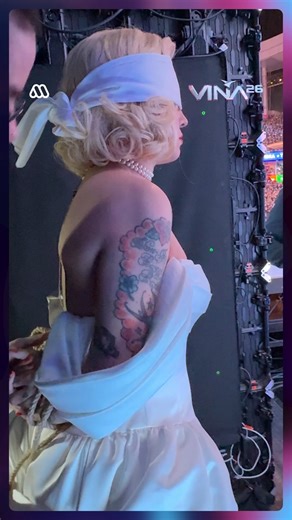 🏠💖 Regreso soñado: Mon Laferte entró a la Quinta Vergara en medio de una gran ovación y dejó claro que Viña sigue siendo su casa y su público👏🏻👏🏻. #viña2026 | Mega.tv