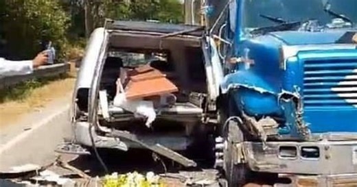 Xe tang đâm trực diện vào chiếc xe tải, ai nấy đều hãi hùng khi nhìn vào đằng sau