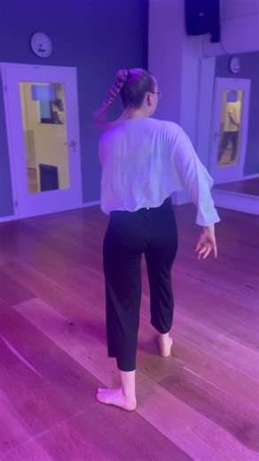 🎶 Willst du wissen, wie du auch so mit der Musik spielen kannst? Und all das eingebaut in deinem Ladies Styling? Dann haben wir den perfekten Tag für dich! Unseren Musicality und Styling Donnerstag mit Nora! Melde dich jetzt an und probiere beide Kurse mit unserem 2 für 1 Angebot! 🤑 Buchen über www.cumbancha.de #berlin #salsa #SalsaOn1 #SalsaLA #styling #ladies #sexy #music | Cumbancha Salsa Tanzschule in Berlin