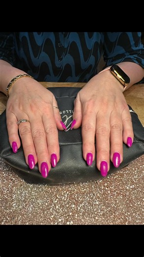 Three weeks. Natural nails. No chips. No breaks. No damage. This first photo is after three weeks of wear, just before their infill… and look at them. Long, strong, glossy and still holding their shape beautifully. This is what Builder Gel does. It acts like a protective coat of armour for your natural nails, allowing them to grow while being supported and strengthened underneath. No peeling, no snapping, no constant repairs. And the second photo? That’s after removal. Healthy, intact natural na