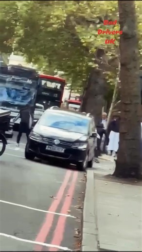 Knife fight outside Regents Park Mosque yesterday | Muslim Universe