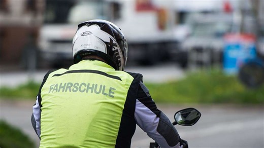 Schwerer Unfall in Schwaben: Motorrad-Fahrschüler prallt frontal in Auto mit fünf Kindern
