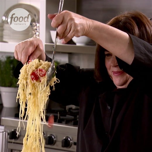 Keep summer alive with Ina Garten's fresh tomato pasta salad 🌿🍝 #BarefootContessaBackToBasics | Food Network UK