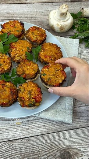 198K views · 2.8K reactions | Quanto sono sfiziosi questi funghi ripieni gratinati Ricetta completa https://www.vivomangiando.it/recipe/funghi-ripieni-gratinati/ INGREDIENTI per 12 funghi di medie dimensioni 12 funghi champignon di medie dimensioni 100 g di mollica fresca di pane 50 g di formaggio grattugiato 200 g di pomodorini 1 spicchio di aglio prezzemolo 1 peperoncino sale e olio di oliva #ricetta #funghi #cucinare #cibodoc #vivomangiando | Cibo Doc | Facebook