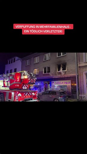 Duisburg Alt-Homberg VERPUFFUNG IN MEHRFAMILIENHAUS - EIN TÖDLICH VERLETZTER❗ Polizei und Feuerwehr rückten am Mittwochabend (12. November, 23 Uhr) mit starken Kräften zu einem Wohnungs- und Kellerbrand in einem Mehrfamilienhaus an der Moerser Straße aus. Der Feuerwehr gelang es, eine Ausweitung des Brandes auf andere Häuser zu verhindern und das Feuer zu löschen. Im Verlauf der Löscharbeiten entdeckten Rettungskräfte in einer Wohnung im ersten Obergeschoss einen tödlich verletzten Mann (61). Zw