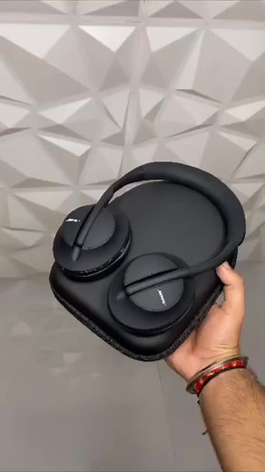 The Premium Bose 700 Wireless Bluetooth Noise Cancelling Headphone is the best of it’s kind. Available for immediate pick up and delivery. Promo Price - N30,000 After Promo Price - N65,000 Payment on delivery within Lagos ONLY Delivery is NOT free Delivery outside Lagos is 24 to 48hrs max SPECIFICATIONS: ▪︎TYPE: Wireless Bluetooth Headset ▪︎Speaker Material: NsFeB 40mm ▪︎Frequency Range: 2. 4-2. 4835G ▪︎Wireless Version: V5.0 EDR, A2DP, AVRCP, HSP, HFP ▪︎Battery Type: Lithium 5V ▪︎Music/Talk Tim