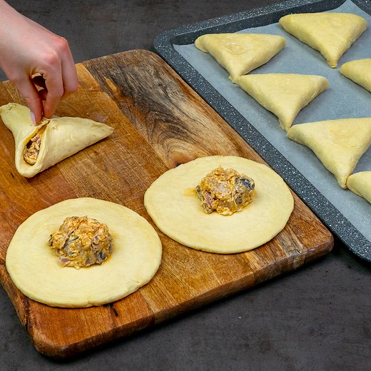 The famous appetizer recipe, cooked in just 30 minutes! Ingredients: puff pastry: 600 g (21 oz) soft butter: 200 g (7.1 oz) bacon: 200 g (7.1 oz) mushrooms: 200 g (7.1 oz) salt: 5 g (0.2 oz) black pepper: 5 g (0.2 oz) sweet paprika: 5 g (0.2 oz) cheese cream: 200 g (7.1 oz) | Appetizing.tv