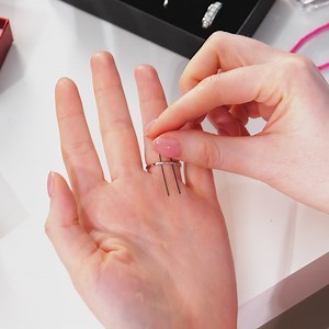 How to remove a stuck ring: | 3-Minute Hacks