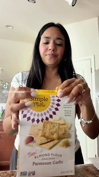 Si eres amante de los snacks salados, tienes que probar estas galletas de Parmesan Garlic de Simple Mills. Lo que más me gusta es que están hechas con harina de almendras, una alternativa más nutritiva que las harinas refinadas tradicionales. 💛 Esto significa que contienen ingredientes más simples y menos procesados, perfectos para quienes buscan opciones más conscientes sin sacrificar el sabor. Crujientes, llenas de sabor a parmesano y ajo, y perfectas para acompañar tus dips favoritos o disfr