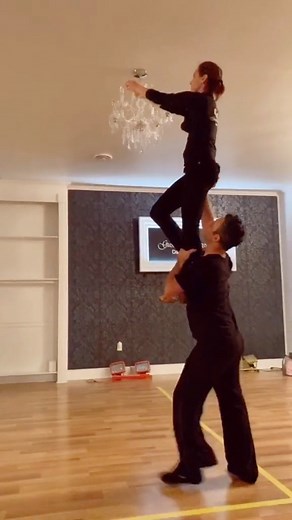 Life hack! How dancers change lightbulbs 🤣 #dancers #dancelift #dancelife #husbandwifecomedy #dancestudio #lifehacks #hacks | Gustavo Krystal Dance