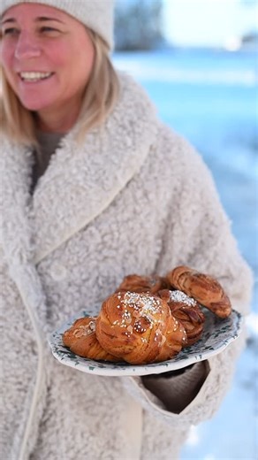 Fredag ❄️ Solen skiner och parken är fylld med lekande barn och glada skratt. Vi har öppet i butik och café 10-17. Varmt välkomna! | Butik Linnea | Facebook