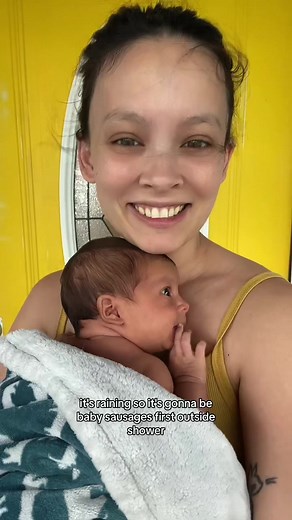 Babys first outside shower 🥰 #crunchymom #outsideshower #rainyday #newbornbaby #momtok #rainbowbaby