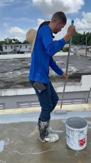 🎥🔧 Hoy te enseño cómo cuadrar con el Basecoat diferentes áreas del techo, con truquitos sencillos para que la aplicación sea más fácil y efectiva. 💡 Recuerda: el Basecoat es la capa base sellador, la capa impermeabilizante que protege tu hogar. Lo puedes aplicar con una mota de media, logrando una superficie uniforme y lista para resistir. 📍 Pasa por nuestra tienda en la Avenida Main de Santa Rosa, Bayamón, invierte en tu techo con el sistema #1 en calidad. 📲 Llámanos al 787-316-7898 y aseg