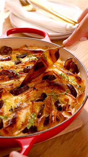 Le Creuset South Africa on Instagram: "Fig and Brie Phyllo Pie 🥧 When balmy, festive brunches call for something light, yet deliciously carby, cheesy and a little sweet, this recipe is our go-to. Serves: 6 Preparation time: 15 minutes Cooking time: 30 minutes ✨ Ingredients 300g phyllo pastry, defrosted 250g preserved figs, drained and sliced 125g brie, sliced lengthways 250ml cream 3 Free-range eggs Thyme Salt and black pepper ✨ Method Preheat the oven to 180°C. Roll out the phyllo sheet, stack